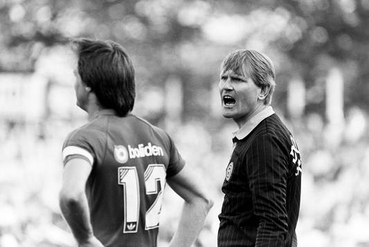   Domare Sven Jinert, Hässleholm i diskussion med helsingborgs lagkapten Pär-Olof Ohlsson.