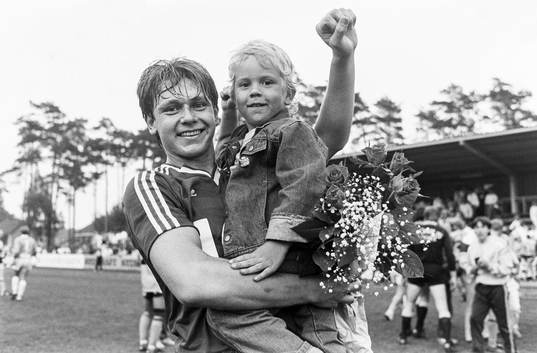  Ronnie Persson, Öster jublar tillsammans med sin treårige systerson Filip efter matchen.