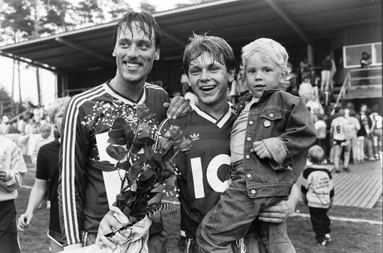  Morgan Hansson och Ronnie Persson, Öster med sin treårige systerson Filip efter matchen.