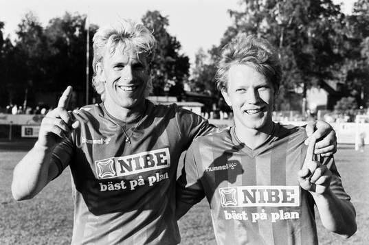  Markaryds målskyttar Per Åke Antonsson och Lars-Olof Persson jublar efter matchen.
