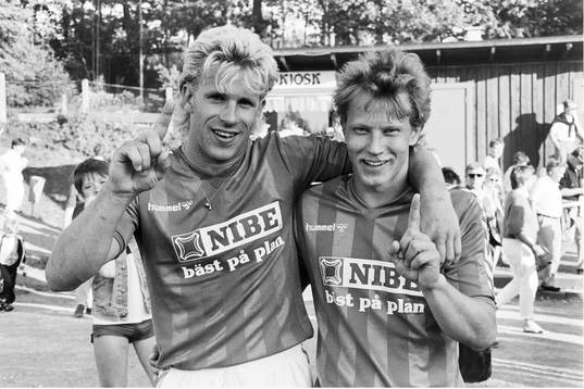  Markaryds målskyttar Per Åke Antonsson och Lars-Olof Persson jublar efter matchen.