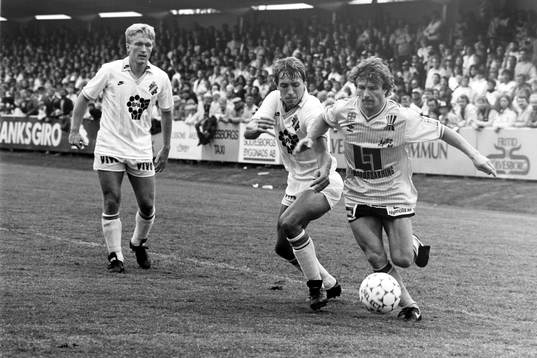  Mjällbys Flemming Perhson tar sig förbi Thomas Johansson, AIK. 