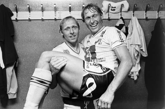  Mjällbys matchhjälte och tvåmålsskytt Bo Andersson i famnen på sin bror Sven-Bertil Andersson i omklädningsrummet efter matchen.