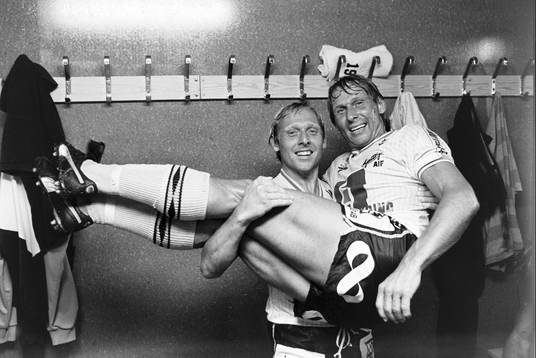 Mjällbys matchhjälte och tvåmålsskytt Bo Andersson i famnen på sin bror Sven-Bertil Andersson i omklädningsrummet efter matchen.