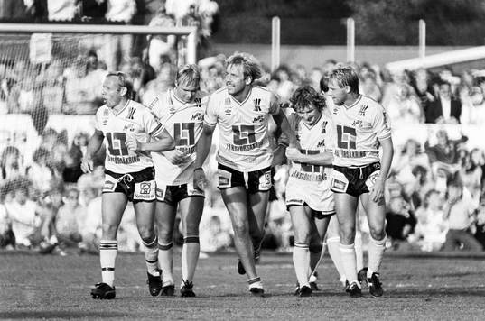  Jubel i Mjällby efter mål av Hans Larsson.