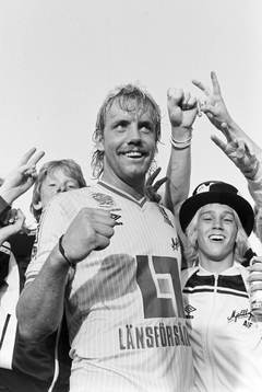  Mjällbys målskytt Hans Larsson jublar efter matchen.