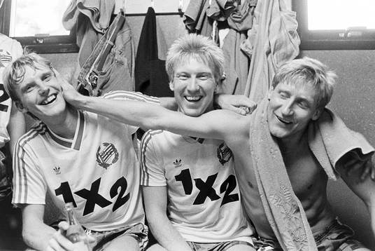  Jubel i hammarbys omklädningsrum efter matchen, fr. v Ulf Eriksson, Michael Andersson och tvåmålsskytten Billy Ohlsson.