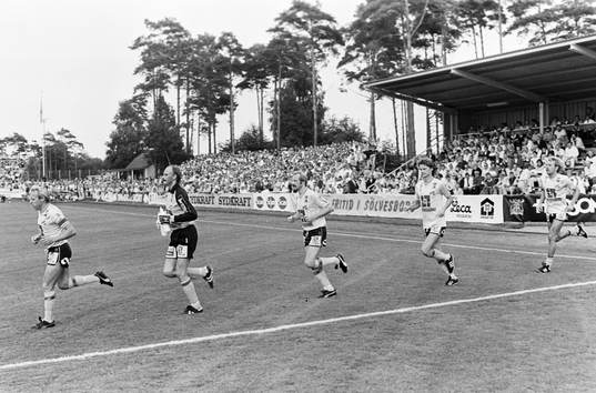  Mjällbys lagkapten Sven-Bertil Andersson före målvakt Bengt Svensson, Rolf Inge Andersson. Mats Lindvall och Hans Larsson in på Strandvallen.