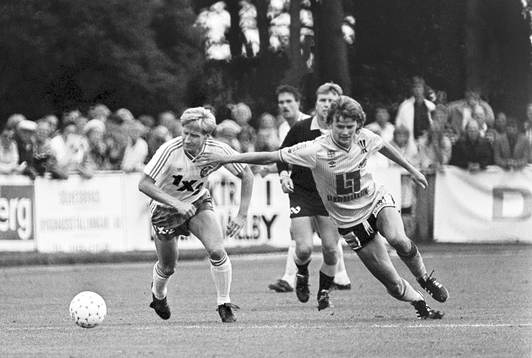  Hammarbys Michael Andersson och mjällbys Mats Lindvall i kamp om bollen.