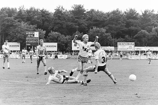  Hammarbys Michael Andersson stoppas.