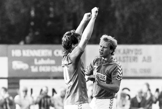  Håkan Davidsson och Lars-Olof Persson, Markaryd jublar efter mål.
