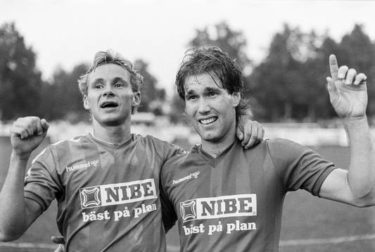 , Halmstads målskyttar Peter Lind och Håkan Davidsson jublar efter segern.