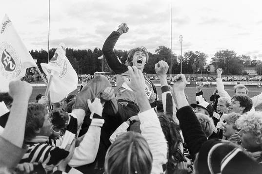  Landskronas målvakt och målskytt Peter Joelsson hissas av lagkamraterna efter matchen.
