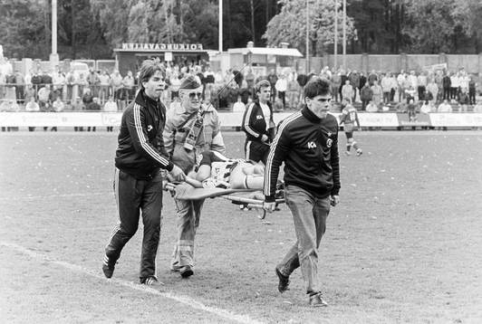  Landskronas Niclas Andersson bärs ut på bår av sjukvårdare, Claes Cronqvist, tränare och Jan Lindberg, lagledare.
