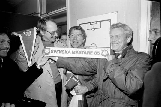  Skådespelaren Fredrik Ohlsson och örgrytes tränare Agne Simonsson jublar efter SM-guldet.