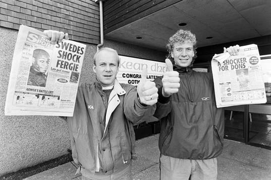  Tord Holmgren och Johnny Ekström med tidning dagen efter matchen.