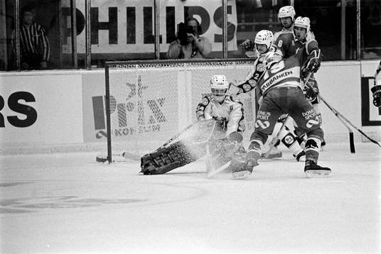 Magnus Roupé, Färjestad framför Hardy Åström, målvakt