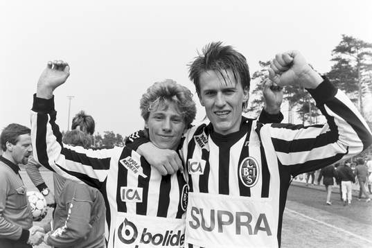  Landskronas målskyttar Mikael Hjälte och Thomas Gustavsson jublar efter matchen.