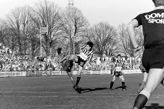  Kamp om bollen.
