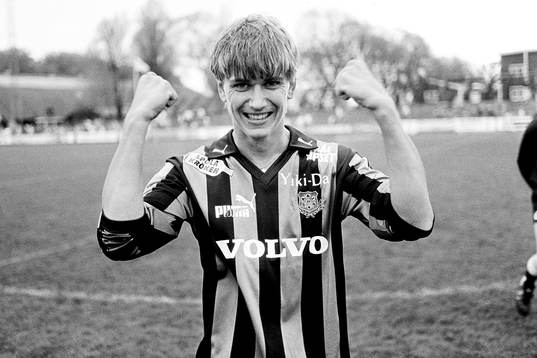  Målskytten Ulf Köhl, Gais jublar efter segern.