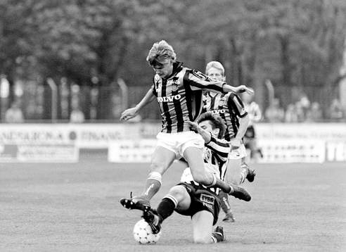  Kamp om bollen.
