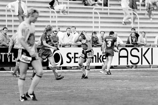  Bo Andersson, Mjällby har fått en smäll i huvudet.