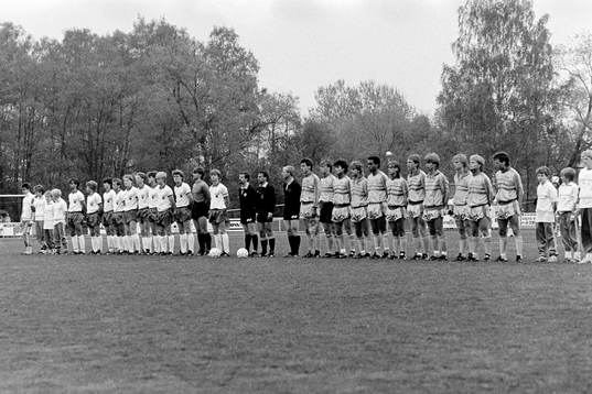  Lagen uppställda innan matchstart.