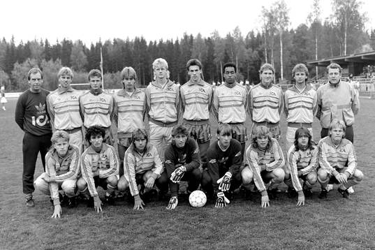  bakre fr.v. Bengt Simonsson, tränare, Hans Eklund, Mikael Borgkvist, Jan Jansson, Ulrik Jansson, Magnus Karlsson, Martin Dahlin, Jan Eriksson, Fredrik Giesecke, Lars-Oskar Nilsson, förbundskapten. främre fr.v. Kennet Andersson, Bernhard Brcic, Dennis Nilsson, Anders Almgren, Leif Nilsson, Magnus Henriksson, Jan Ahlbom, Ola Persson, Sverige