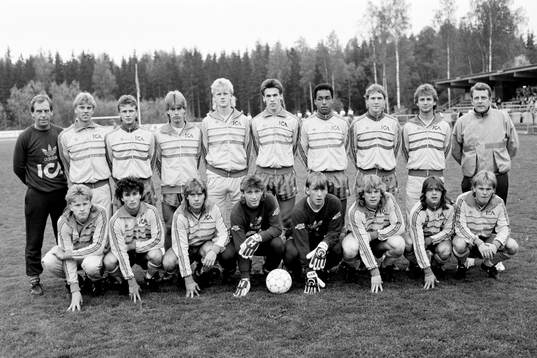  bakre fr.v. Bengt Simonsson, tränare, Hans Eklund, Mikael Borgkvist, Jan Jansson, Ulrik Jansson, Magnus Karlsson, Martin Dahlin, Jan Eriksson, Fredrik Giesecke, Lars-Oskar Nilsson, förbundskapten. främre fr.v. Kennet Andersson, Bernhard Brcic, Dennis Nilsson, Anders Almgren, Leif Nilsson, Magnus Henriksson, Jan Ahlbom, Ola Persson, Sverige