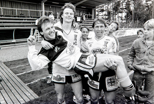  Mjällbys målskyttar jublar efter storsegern. Tremålsskytten Flemming Pehrson i famnen på Mats Lindvall ett mål och Bo Andersson två mål.