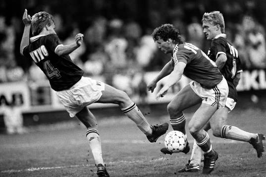  Mats Olausson och Göran Göransson, AIK i kamp med en halmstadspelare.