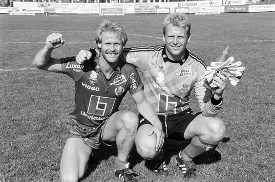  Sven-Åke Landgren och Mats Strandberg, målvakt i Helsingborg jublar efter segern.