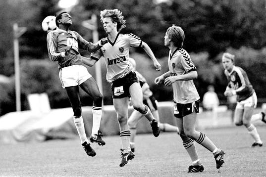  Ron Riley, Hässleholms IF i kamp med Christian Örn, IFK Hässleholm.