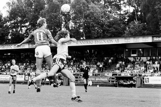  Flemming Pehrson, Mjällby i en nickduell.