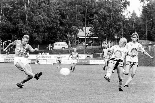  Sven-Bertil Andersson, Mjällby täcker skott.