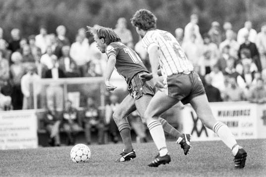  Sammy McIlroy, Örgryte med bollen.