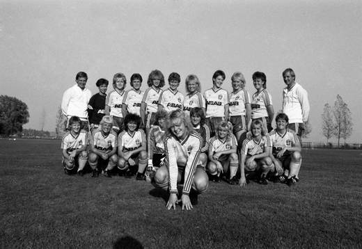 860918 Fotboll, dam, Ungern - Sverige, 1-4: Bakre raden fr.