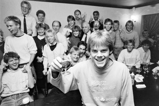  Hässleholms matchhjälte Peter Persson jublar tillsammans med sina lagkamrater efter segern.