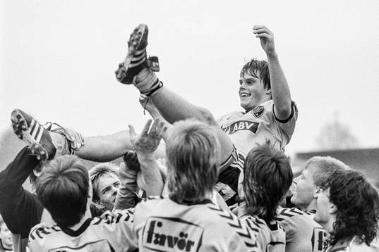  Peter Persson, matchhjälte i Hässleholm hissas av sina lagkamrater.