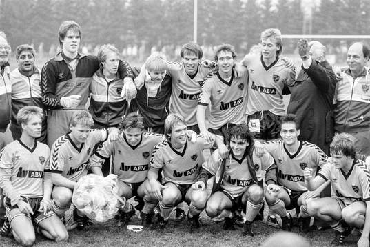  Hässleholms lag som avancerar till nya Div 1. Bakre raden fr. v Kaj Gummesson, tränare, Debkumar Sarkar, sjukgymnast, Ola Vendel, målvakt, Alf Andersson, Peter Swärdh, Mats Thörnberg, Stefan Gustavsson, Peter Olsson, Lennart Persson, ordförande och Lars Banke, läkare. Främre raden fr. v Conny Olsson, Stefan Lindell, Christian Örn, Mikael Svensson, Per-Ola Ljung, Jan Melin och Peter Persson.