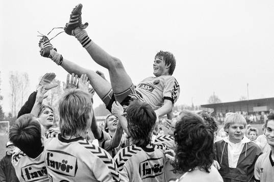  Peter Persson, matchhjälte i Hässleholm hissas av sina lagkamrater.