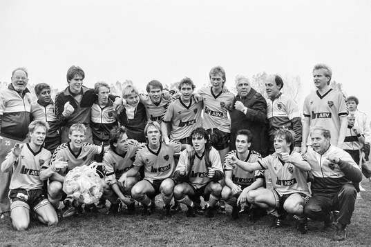  Hässleholms lag som avancerar till nya Div 1. Bakre raden fr. v Kaj Gummesson, tränare, Debkumar Sarkar, sjukgymnast, Ola Vendel, målvakt, Alf Andersson, Peter Swärdh, Mats Thörnberg, Stefan Gustavsson, Peter Olsson, Lennart Persson, ordförande, Lars Banke, läkare och Tomas Stedt.Främre raden fr. v Conny Olsson, Stefan Lindell, Christian Örn, Mikael Svensson, Per-Ola Ljung, Jan Melin, Peter Persson och Sten-Åke Olsson, lagledare.