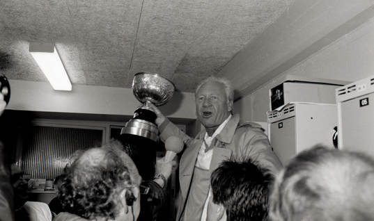 Hans Cavalli-Björkman jublar med pokalen i