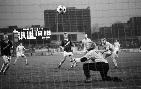   Mål, Bernt Ljung tvingas släppa in en boll, Lasse Larsson, Malmö, jubel