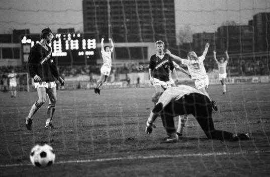  Mål, Bernt Ljung tvingas släppa in en boll, Lasse Larsson, Malmö, jubel
