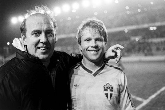  Sveriges förbundskapten Benny Lennartsson och målskytten Mats Jingblad, jublar efter matchen.