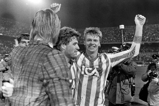  Glenn Hysén och Mats-Ola Carlsson, Göteborg jublar efter matchen.