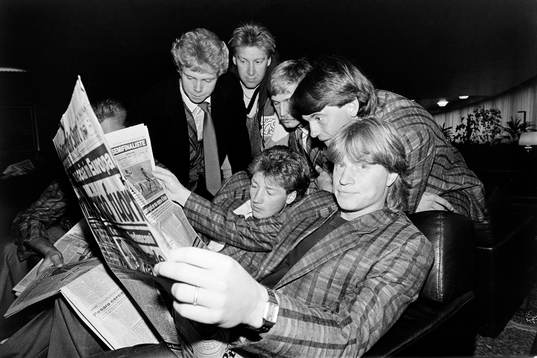  Stefan Pettersson, Göteborg läser tidning med lagkamraterna.