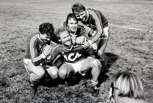  Halmstads Per-Åke Johnsson, Sven-Åke Landgren, Ulf Jönsson och Mats Jingblad jublar efter segern.