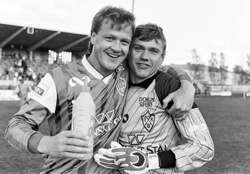  Brages målskytt Göran Arnberg och Bengt Nilsson, målvakt efter matchen.